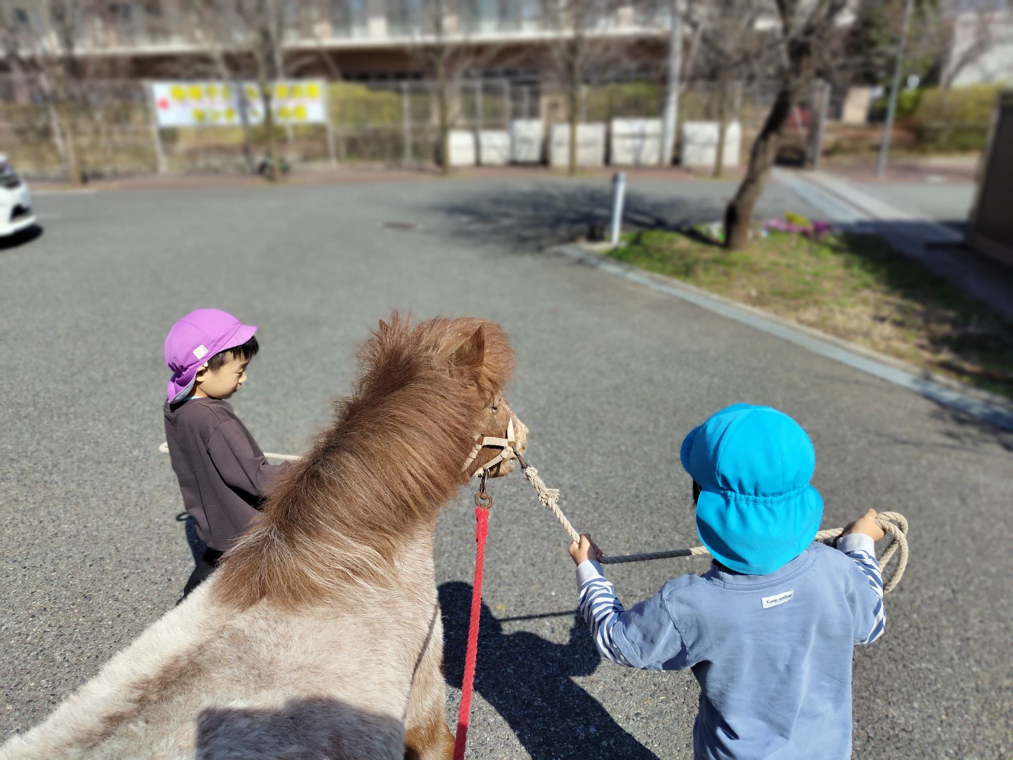 保育士と子どもたち
